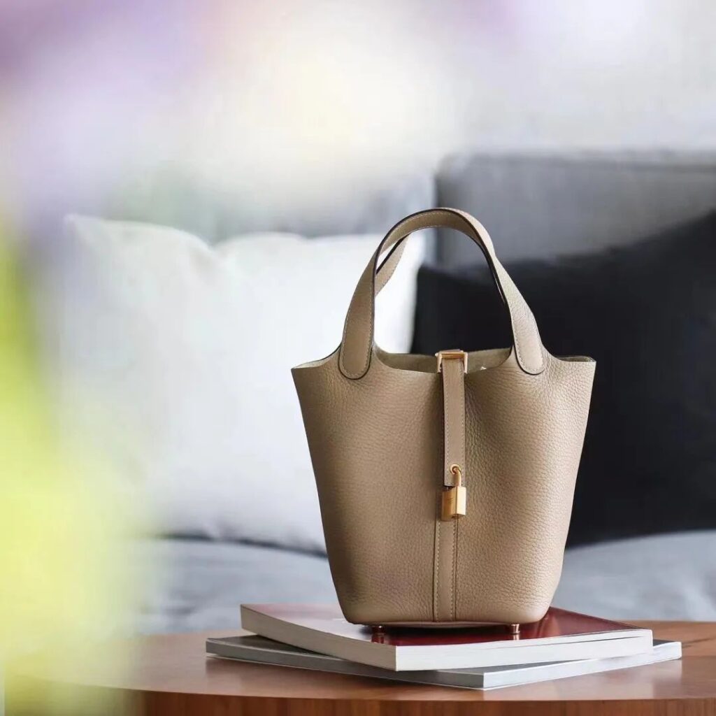 The vegetable basket bucket bag, which is loved by trendy bloggers, brightens up the outfit and is both sweet and salty!